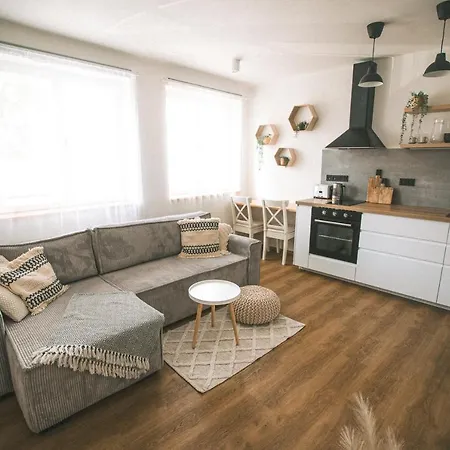 KVARTÝR - apartmán na náměstí v České Lípě, s bezplatným parkováním u domu Česká Lípa Esterno foto